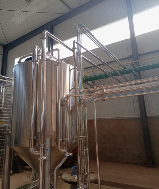 Tall vertical storage vessels and associated line work