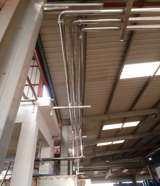 Ceiling parallel stainless steel pipe tracking
