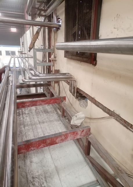 Inclined modular conveyor belt framework