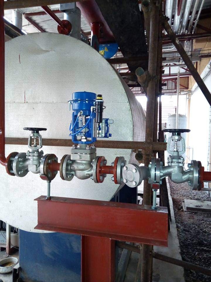 Vertical holding tank with monitoring sensor layout