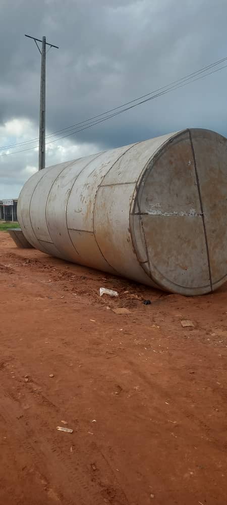 Bulk material holding vessel resting in outdoor yard