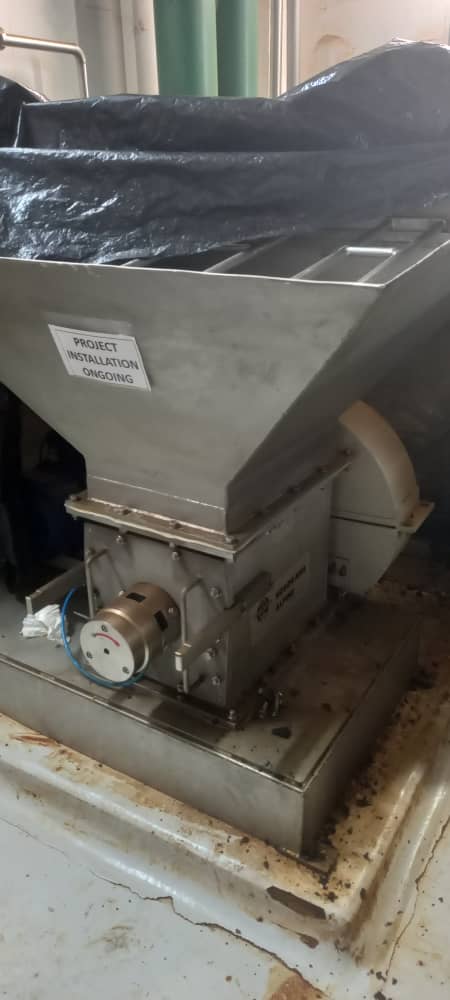 Heavy vibration absorption plate mounting structure