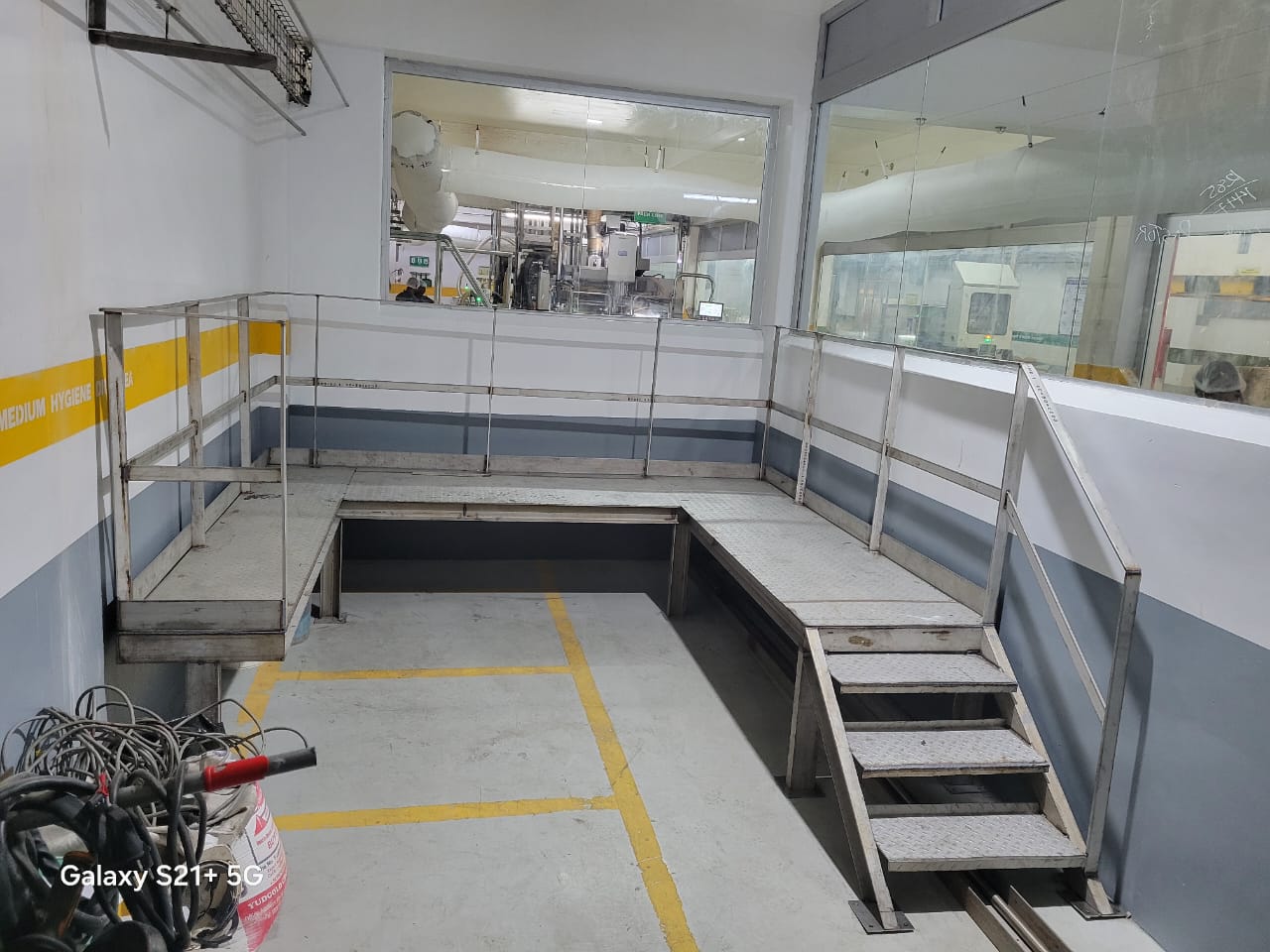 Low profile concrete work bay with perimeter safety rails