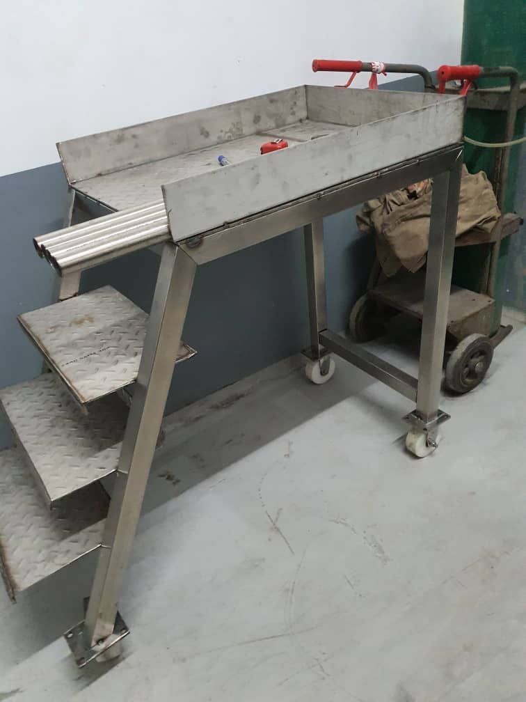 Mobile multi-tiered work table cart for plant use