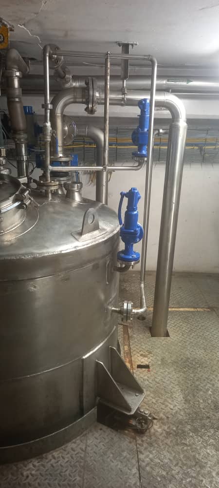 Indoor chemical vessel with connected input tube loops